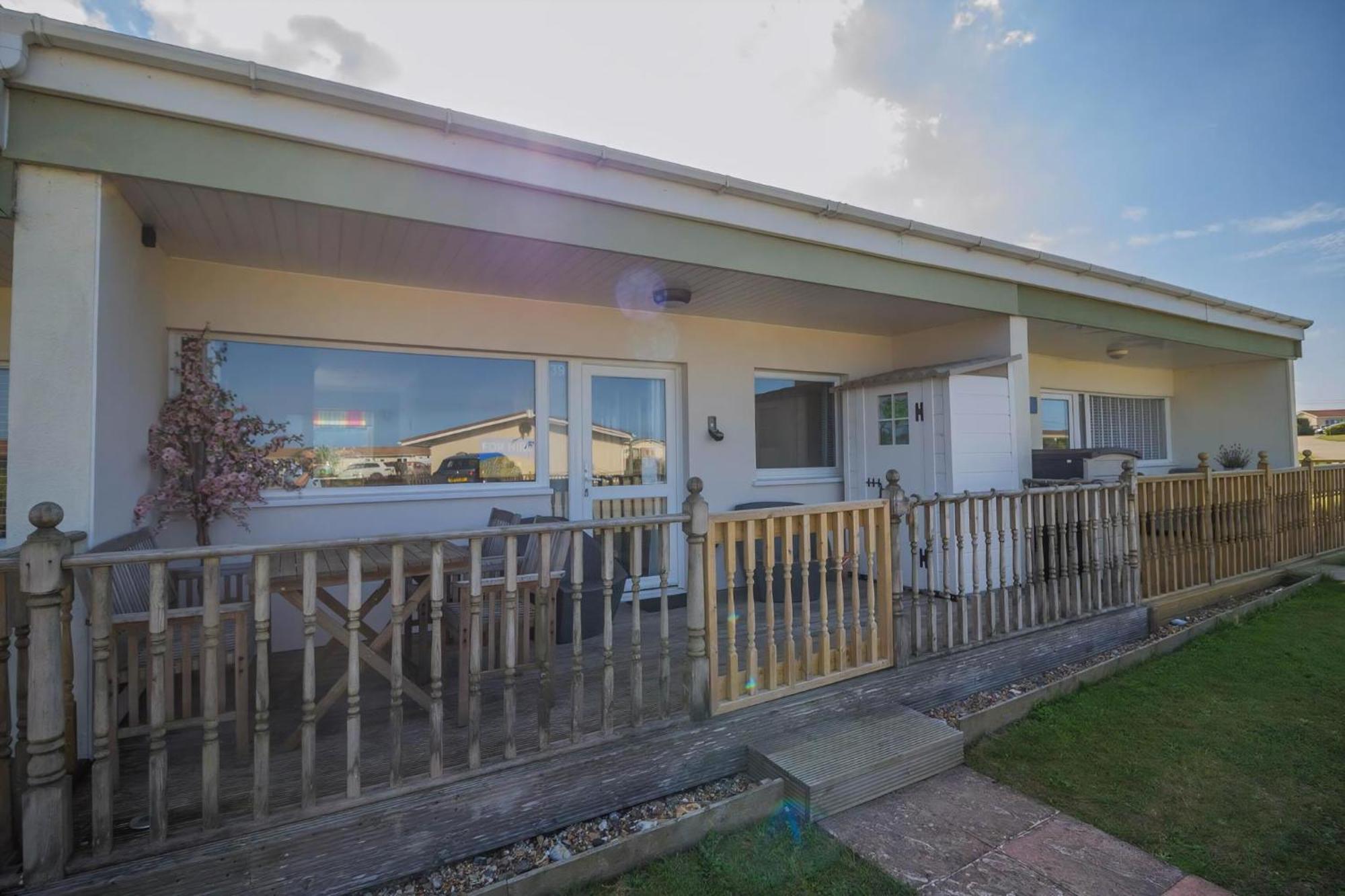 Chalet For Hire At Rainbows End Near A Beautiful Norfolk Beach Ref 31039R Bacton  ภายนอก รูปภาพ